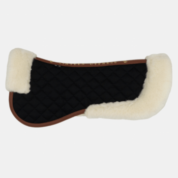 O Protetor de dorso Classic Merino Sixteen Cypress apresenta um design acolchoado preto com acabamento marrom e forro de lã branca grossa em ambas as extremidades, ideal para uso equestre.