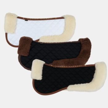 Três almofadas Protetor de dorso Classic Merino Sixteen Cypress são mostradas: a parte superior é branca com velo claro, a do meio é preta com velo marrom e a inferior é preta com velo claro. Todas apresentam forro acolchoado espesso e macio.