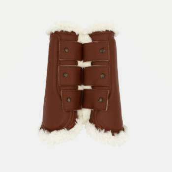 A Caneleiras Sixteen Cypress 16C Fleece é uma bota de couro marrom para cavalos com forro de fleece branco e três tiras ajustáveis com fechos de metal, projetadas para proteger as pernas do seu cavalo.