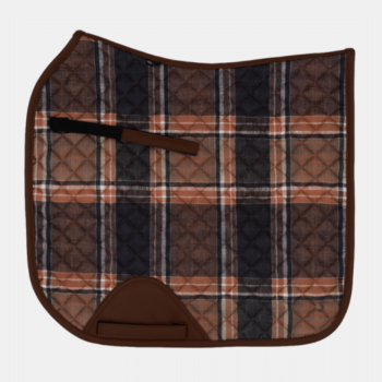O Suadouro Check Dressage 16 Cypress é um acolchoado de sela xadrez acolchoado em marrom, preto e bege com costura de diamante, uma cinta de cintura preta e borda marrom para uso sob a sela do cavalo.