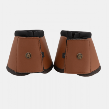 Um par de botas Cloches Classic Sixteen Cypress marrom com acabamento preto e um pequeno logotipo redondo em cada uma, em pé sobre um fundo branco liso.