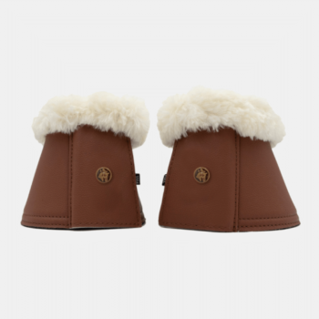 Um par de Cloches Sixteen Cypress com Carneira, capas marrons em formato de cone com acabamento branco felpudo na parte superior, feitas de material semelhante a couro e adornadas com pequenos logotipos redondos nas laterais.