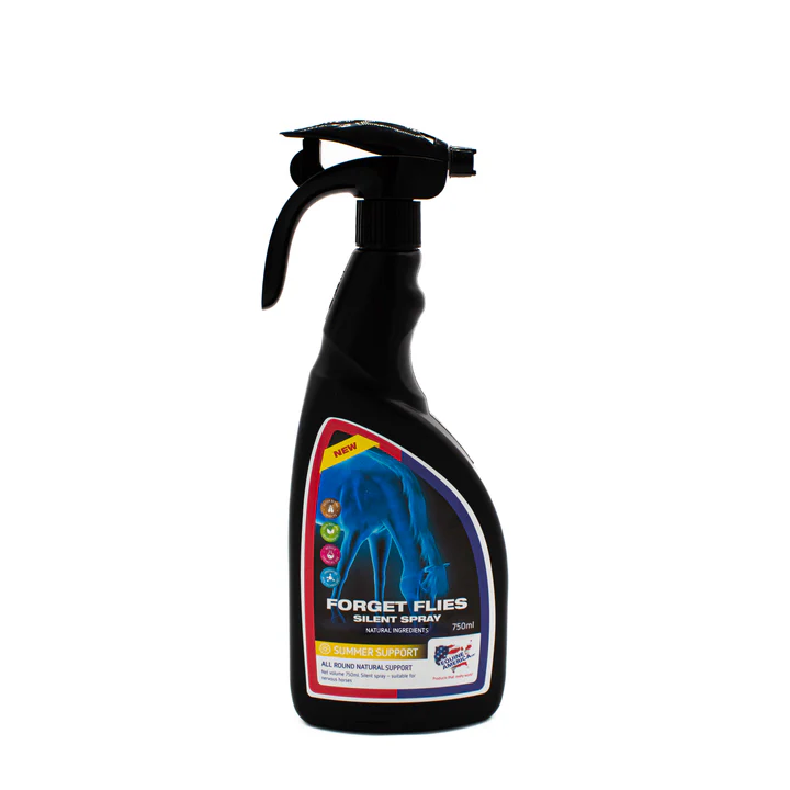 Um frasco de spray preto de 750 ml, com o rótulo "Forget Flies EA 750ml Spray Silencioso", apresenta uma imagem de cavalo e gráficos coloridos, fornecendo repelente de moscas e apoio ao cavalo.