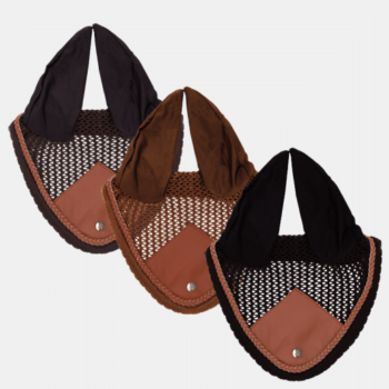 Três toucas de orelha Orelheiras Sixteen Cypress em preto, marrom e castanho apresentam malha de crochê, um painel frontal semelhante a couro e um acento de botão, exibidos sobrepostos em um fundo liso.