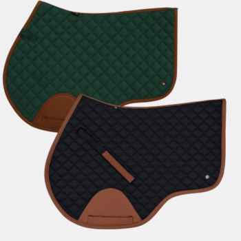 Dois protetores de sela acolchoados Suadouro Classic Jump 16 Cypress, um verde e um preto, ambos com acabamento marrom e remendos nos cantos, são mostrados sobrepostos em um fundo branco.