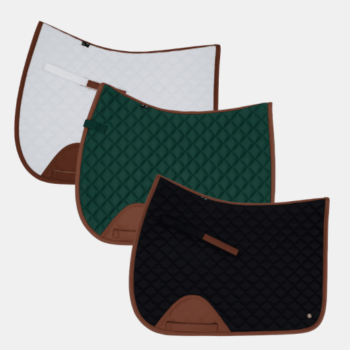 Três almofadas de sela Suadouro Classic Misto 16 Cypress em branco, verde e preto, cada uma com acabamento marrom e um remendo de canto marrom reforçado, são exibidas sobrepostas em um fundo liso.