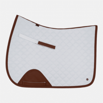 O Suadouro Classic Misto 16 Cypress é um acolchoado de sela equestre branco, acolchoado, com acabamento marrom, cantos reforçados, alça de sela segura e costura de diamante em toda a extensão.