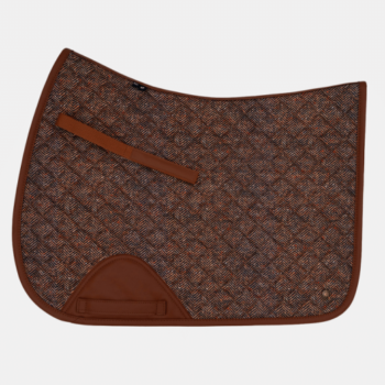 O Suadouro Tweed GP Heritage 16 Cypress é um acolchoado de sela equestre marrom, com padrão de espinha de peixe, com acabamento em couro e um remendo de reforço, exibido em um fundo branco liso.
