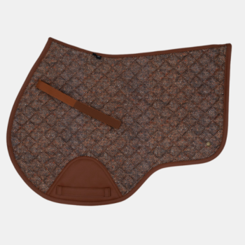 O Suadouro Tweed Jump Heritage 16 Cypress é um acolchoado de sela inglesa com padrão de espinha de peixe marrom, com acabamento em couro, cilha e suportes de boleto, exibido em um fundo branco.