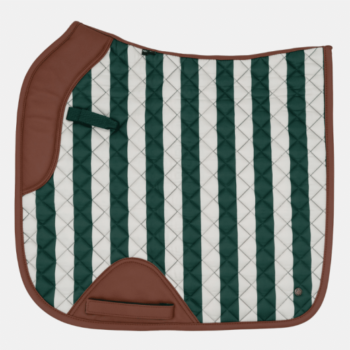 O Suadouro Classic Stripe Dressage 16 Cypress é um acolchoado de sela com listras verticais verdes e brancas, bordas marrons e cantos marrons reforçados, exibidos em um fundo branco liso.