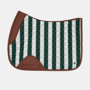O Suadouro Classic Stripe Misto 16 Cypress é um acolchoado para sela de cavalo com listras verticais alternadas em verde escuro e branco, acabamento marrom e bordas e cantos inferiores reforçados.