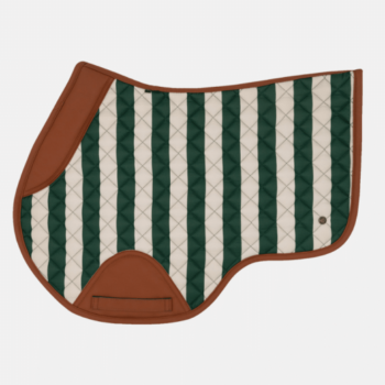 O Suadouro Classic Stripe Jump 16 Cypress é um acolchoado de sela equestre com listras verticais verdes e brancas, acabamento marrom e bordas e cantos reforçados em marrom.