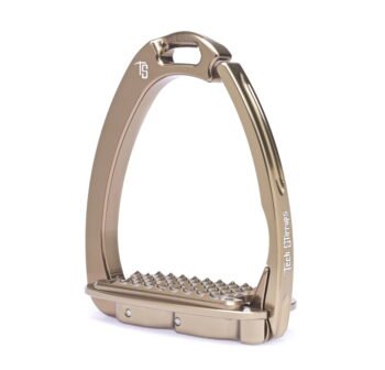 Os Estribos Venice Dressage Sloped TechStirrups apresentam um acabamento metálico em ouro rosa, um amplo apoio para os pés texturizado e um design moderno e elegante com 
