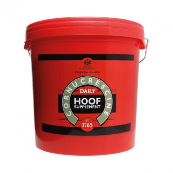 Um grande balde de plástico vermelho com alça, com a etiqueta “Biotina Cornucrescine 6 kg Pellets C&D”, com detalhes em preto e verde e a inscrição “Est 1765” na frente.