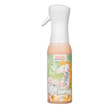 Um frasco de 500 ml do Repelente Lilla Livet Go Away Spray B&E com bico branco e corpo cor de pêssego apresenta um unicórnio colorido e uma ilustração floral em um fundo verde.